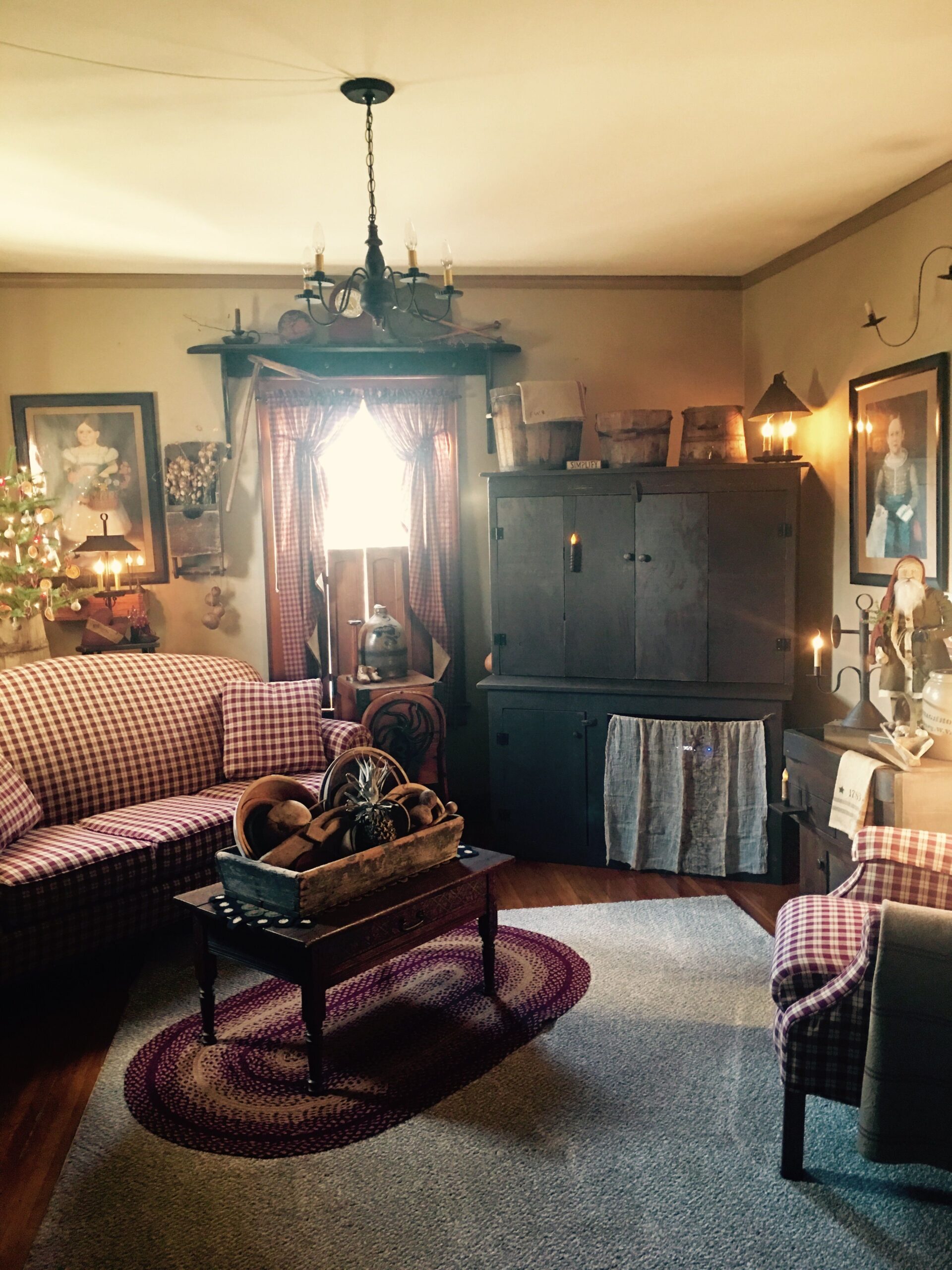 15 Primitive Living Room Ideas for a Cozy, Rustic Home - Image 1