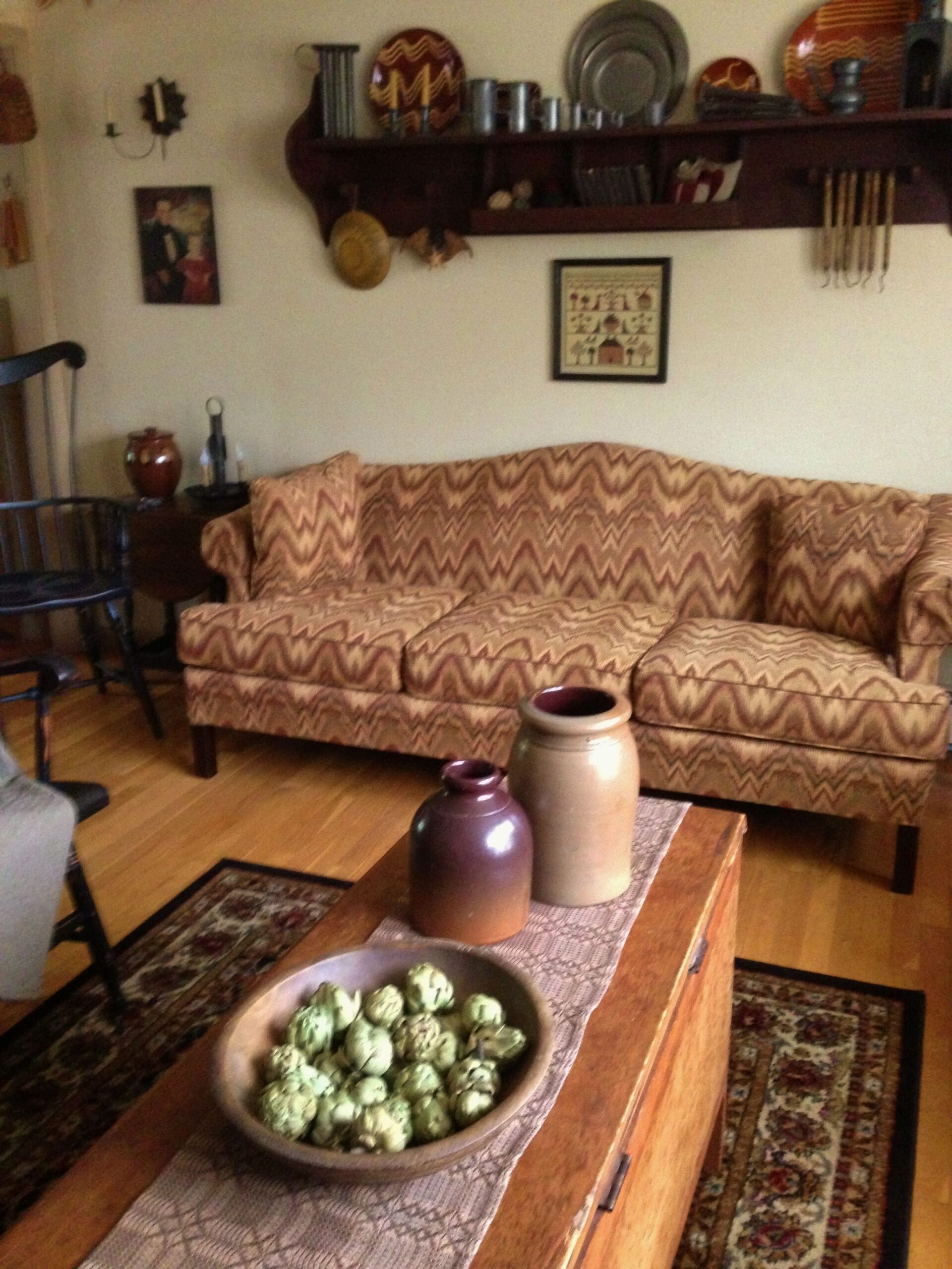 15 Primitive Living Room Ideas for a Cozy, Rustic Home - Image 5